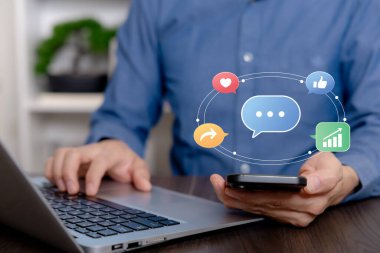 Akıllı telefon, sosyal etkileşim simgeleri ve dijital pazarlama stratejisiyle çevrimiçi iletişim ve müşteri ilişkileri kavramı.