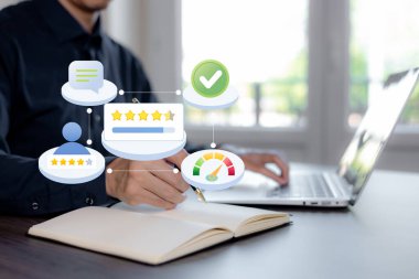 İşadamı, yıldız reytingleri ve geri bildirim simgeleriyle dijital KPI gösterge panelini analiz ediyor. Müşteri deneyimi, itibar yönetimi ve SEO performansı kavramı.