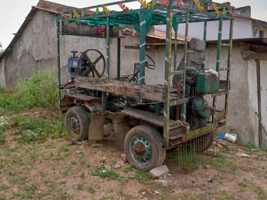 02 Kasım 2019 terkedilmiş Sugarcane Juice seyyar satıcı hizmetçisi Idar Sabarkantha Gujarat yakınlarındaki Badoli 'nin küçük yol kenarında otocart.
