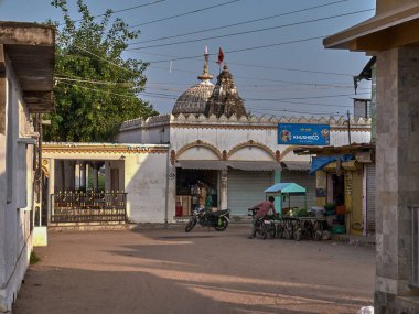01 Kasım 2019 Tipik Vilage Meydanı Tapınağı ile Idar SabArkantha Gujarat yakınlarındaki Kukadia Köyü 'nü çevreledi.
