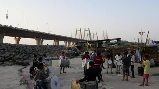 Tambores Niños y Niñas practicando Dhol o Drume para el Festival en Worli koliwada cerca del mar Enlace Worli Vilage — Vídeos de Stock