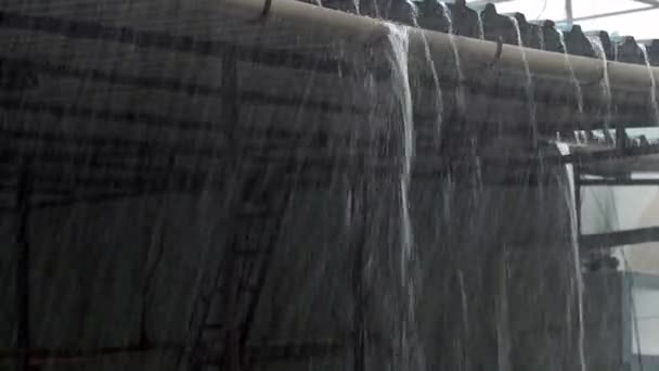 Regenwasser fällt vom Blechdach eines Gebäudes Lokgram Kalyan — Stockvideo