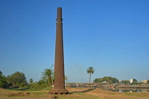 2008年11月25日ヴィンテージ18Ce固体レンガ造りインドのレンガ窯の煙突ウルハス川の近くにあるKalyan Bhiwangi Road Maharashtra India — ストック写真