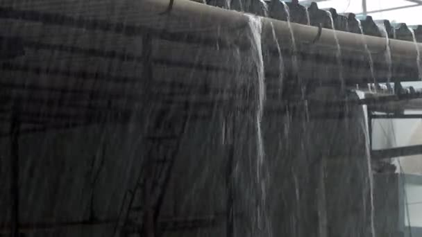 Дождевая вода падает с оловянной крыши здания Локграм Калян — стоковое видео
