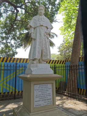 16-03-2019 Mahadev Govind Ranade Mermer Heykeli Mumbai Oval Saha Kilisesi 'nin dışında, Maharashtra; Hindistan