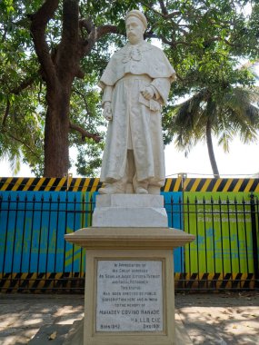 16-03-2019 Mahadev Govind Ranade Mermer Heykeli Mumbai Oval Saha Kilisesi 'nin dışında, Maharashtra; Hindistan