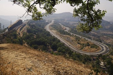 2004-2005 Mumbai-pune otoyolu, Khandala ghat 'tan. Otoyol, Westarn Ghat Maharashtra Hindistan 'ın en işlek yollarından biridir.
