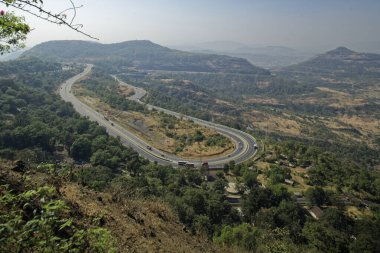 04-Aralık 2005.Mumbai-pune otoyolu Khandala ghat 'tan. Otoyol Westarn ghat Maharashtra INDIA' nın en işlek yollarından biridir.