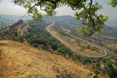 04-Aralık 2005.Mumbai-pune otoyolu Khandala ghat 'tan. Otoyol Westarn ghat Maharashtra INDIA' nın en işlek yollarından biridir.