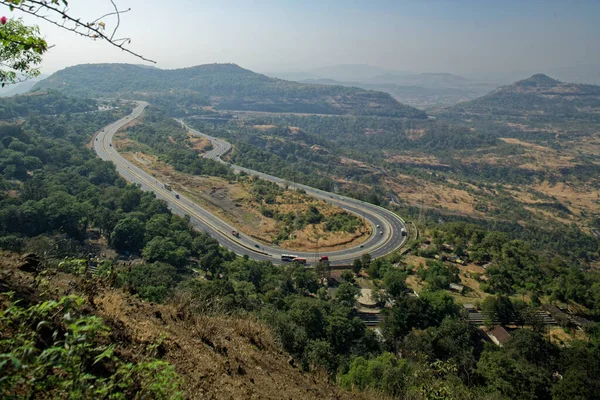 从Khandala Ghat开出的孟买浦那高速公路高速公路是印度马哈拉施特拉邦西部最繁忙的公路之一 — 图库照片