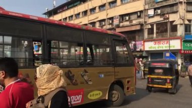  Pazar günü sabah trafiği pek yoğun değildi. Batı Kalyan Tren İstasyonu 'nun dışında ara sıra trafik vardı. 