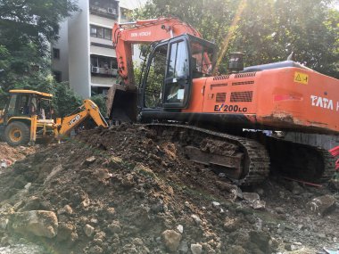 01 Kasım 2020 Kırmızı tırtıl güdümlü hidrolik kazıcı ve Sarı Jcbb