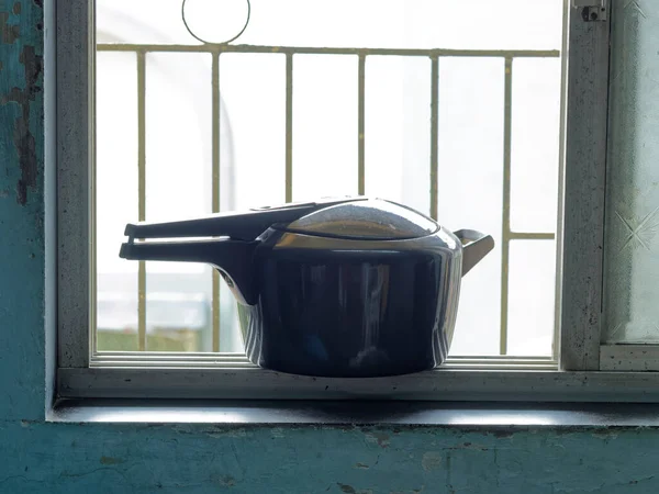 November 2020 Dark Gray Pressure Cooker Kapton Window Sill Drying — Stok Foto
