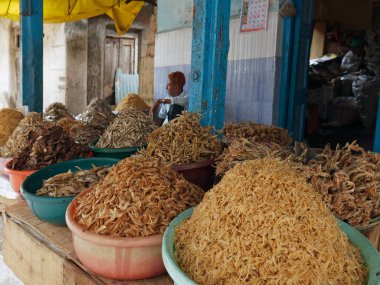 25 Haziran 2019 Neral Market Bölge Raigadh Maharashtra Hindistan 'da kurutulmuş balık dükkanı.