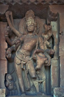 06 Haziran 2008 Durga Tapınağı 7. yüzyılda Shiva ve Nundi 'nin Koridor heykeli, Aihole, Karnataka, Hindistan 