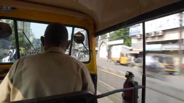 Uitzicht van het uitvoeren van Rickshaw naar Bazar Bazar Kalyan West — Stockvideo