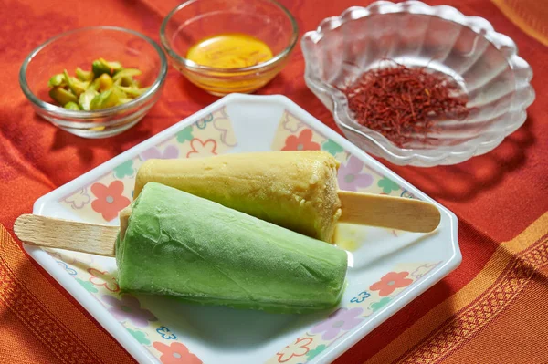 14 Ekim 2015 FOOD Kesar Pista Kulfi plaka ve malzeme stüdyosu Kalyan Maharashtra Hindistan 'ı vurdu.