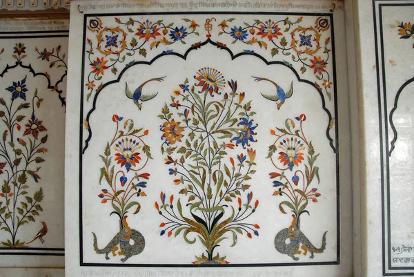24 Aralık 2010 'da Hazur Sahib Nanded Maharashtra Hindistan' da Mermer üzerine çalışmalar