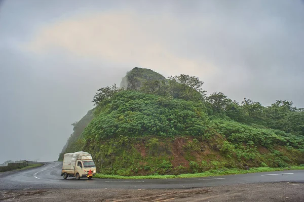 Июля 2012 Туманное Пятно Движущийся Мини Грузовик Kalyan Nirmal Highway — стоковое фото
