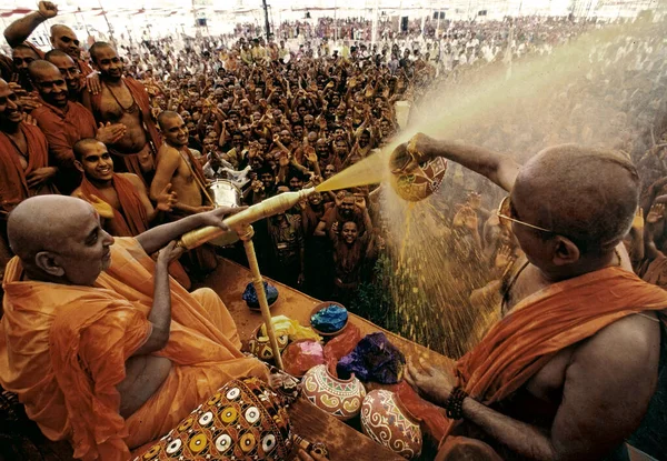 Pramukh Swami Sproeien Holi Festival Gekleurd Water Swaminarayaanse Tempel Saurashtra — Stockfoto