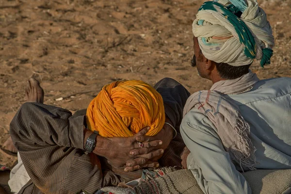 Due Uomini Tribali Del Rajasthan Che Indossano Turbanti Tradizionali Partecipano — Foto Stock