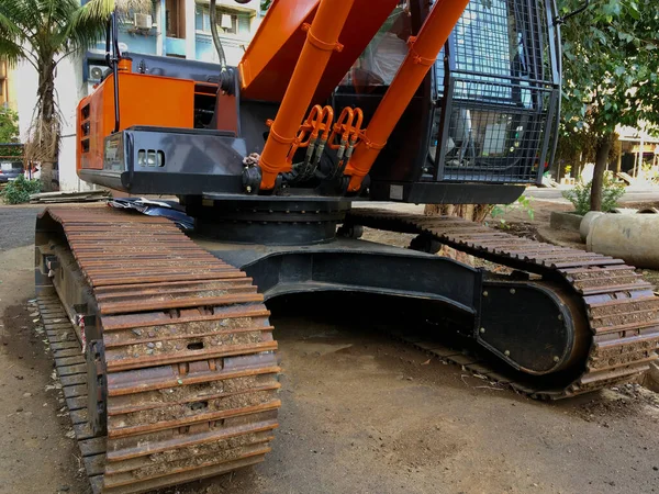 Jun 2019 Close Continuous Track Hydraulic Excavator Parkerad Nära Tomten — Stockfoto