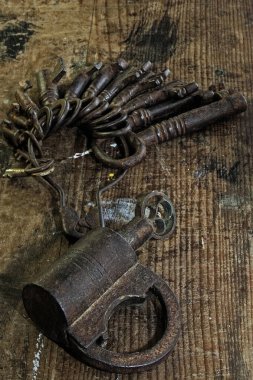 09-Apr-2005-Antika paslı eski kilit mihraptra INDIA Asya yakınlarındaki yıpranmış ahşap Kalyan üzerinde.