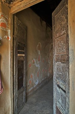 3 Haziran 2007 çiftçiler elle oyulmuş ahşap kapı Orissa INDIA