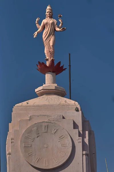 07 Mar 2005-Goddess Laxmi veya Lakshmi saat kulesi Phiroze Shah Mehta yolu, Bombay Mumbai Maharashtra, Hindistan 'daki Art Deco Lakshmi binasında kullanım dışı