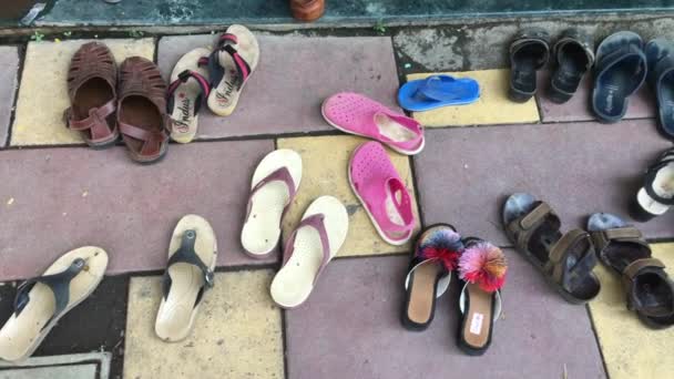 Doğu Chhakki Naka Kalyan 'daki Doktor Kliniği' nin dışında ayakkabılar. — Stok video