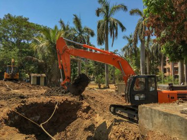 17-Apr-2019-kırmızı tırtıl güdümlü hidrolik kazıcı Lok Gram Kalyan ner mumbai Maharashtra INDIA