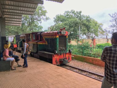 25 Haziran 2019 Matheran tepe treni Matheran Raigad İlçe Maharashtra INDIA istasyonuna varıyor.