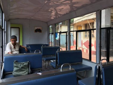 25 Haziran 2019 Matheran Tepesi treninin yan tarafında Matheran İstasyonu Raigad Bölgesi Maharashtra INDIA 'daki sıradan sınıf için arka arkaya 4 koltuk var.