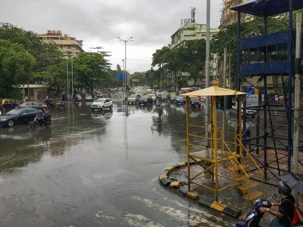 12 Haziran 2019. Mantralaya Junkshun Mumbai yakınlarında ilk yağmur.