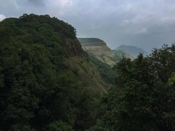 25 Haziran 2019 Matheran Hill treni Amanlodge İstasyonu Bölge Raigad Maharashtra INDIA 'ya hareket ediyor.