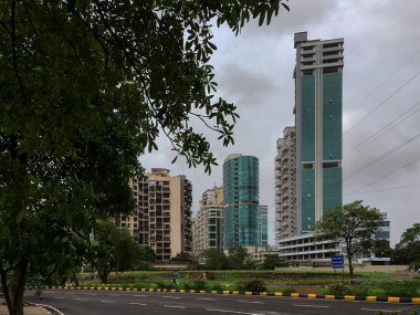 07 Temmuz 2019 Yeni inşa edilmiş ticari gökdelenler ve Sanpada Cercal Navi Mumbai Maharashtra Hindistan 'ın önündeki Ri kriter sahası için boş arazi