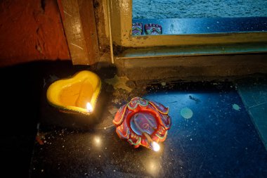 21 Ekim 2014 Dekoratif Clay esrar lambası ve Bayram için Çiçekler Lokgram Kalyan Maharashtra Hindistan