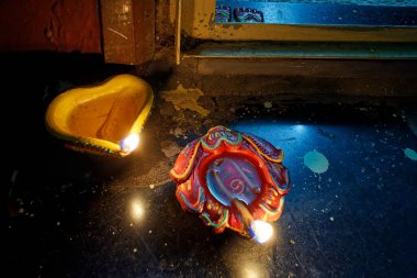 21 Ekim 2014 Dekoratif Clay esrar lambası ve Bayram için Çiçekler Lokgram Kalyan Maharashtra Hindistan