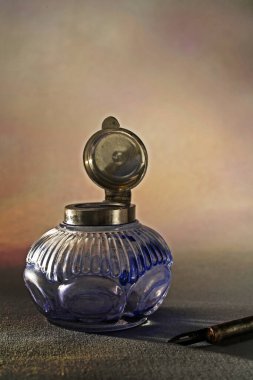 28 Ekim 2005 Vintage Glass Inkwell Brass Menteşeli Lid Ot Mürekkebi Kalyan Maharashtra INDIA