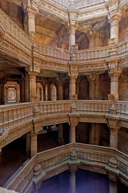 20-oct-2007 Adalaj Ni Vav (Stepwell) veya Rudabai Stepwell 'in iç görünümü. 1498 'de Rana Veer Singh tarafından inşa edilmiş. Karmaşık bir şekilde oyulmuş ve beş kat derinlikte. Ahmedabad, Gujarat, Hindistan.