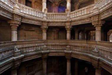 20-oct-2007 Adalaj Ni Vav (Stepwell) veya Rudabai Stepwell 'in iç görünümü. 1498 'de Rana Veer Singh tarafından inşa edilmiş. Karmaşık bir şekilde oyulmuş ve beş kat derinlikte. Ahmedabad, Gujarat, Hindistan.