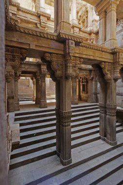 20-oct-2007 Adalaj Ni Vav (Stepwell) veya Rudabai Stepwell 'in iç görünümü. 1498 'de Rana Veer Singh tarafından inşa edilmiş. Karmaşık bir şekilde oyulmuş ve beş kat derinlikte. Ahmedabad, Gujarat, Hindistan.