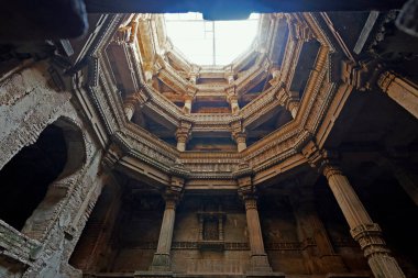 20-oct-2007 Adalaj Ni Vav (Stepwell) veya Rudabai Stepwell 'in iç görünümü. 1498 'de Rana Veer Singh tarafından inşa edilmiş. Karmaşık bir şekilde oyulmuş ve beş kat derinlikte. Ahmedabad, Gujarat, Hindistan.
