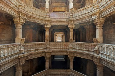 20-oct-2007 Adalaj Ni Vav (Stepwell) veya Rudabai Stepwell 'in iç görünümü. 1498 'de Rana Veer Singh tarafından inşa edilmiş. Karmaşık bir şekilde oyulmuş ve beş kat derinlikte. Ahmedabad, Gujarat, Hindistan.
