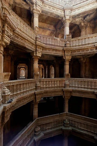 20-oct-2007 Adalaj Ni Vav (Stepwell) veya Rudabai Stepwell 'in iç görünümü. 1498 'de Rana Veer Singh tarafından inşa edilmiş. Karmaşık bir şekilde oyulmuş ve beş kat derinlikte. Ahmedabad, Gujarat, Hindistan.