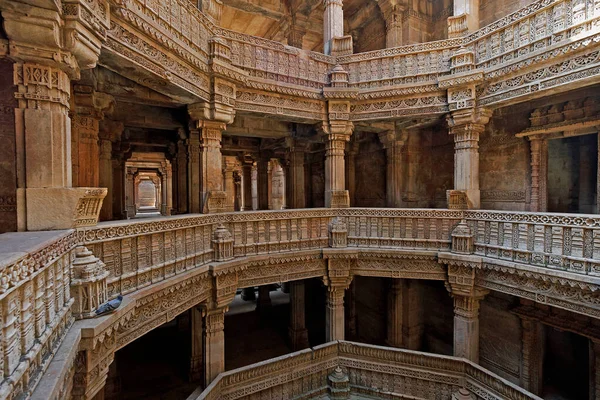 20-oct-2007 Adalaj Ni Vav (Stepwell) veya Rudabai Stepwell 'in iç görünümü. 1498 'de Rana Veer Singh tarafından inşa edilmiş. Karmaşık bir şekilde oyulmuş ve beş kat derinlikte. Ahmedabad, Gujarat, Hindistan.