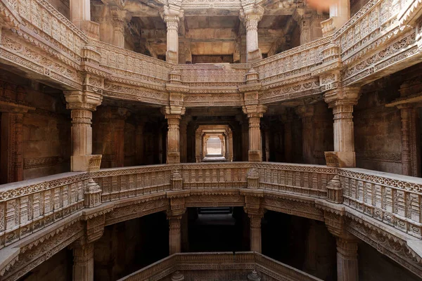 20-oct-2007 Adalaj Ni Vav (Stepwell) veya Rudabai Stepwell 'in iç görünümü. 1498 'de Rana Veer Singh tarafından inşa edilmiş. Karmaşık bir şekilde oyulmuş ve beş kat derinlikte. Ahmedabad, Gujarat, Hindistan.