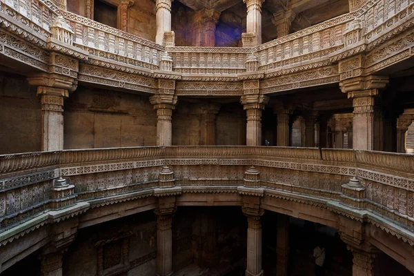 20-oct-2007 Adalaj Ni Vav (Stepwell) veya Rudabai Stepwell 'in iç görünümü. 1498 'de Rana Veer Singh tarafından inşa edilmiş. Karmaşık bir şekilde oyulmuş ve beş kat derinlikte. Ahmedabad, Gujarat, Hindistan.