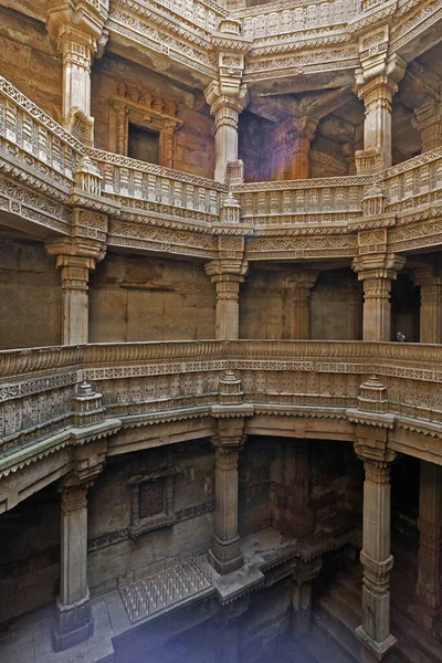 20-oct-2007 Adalaj Ni Vav (Stepwell) veya Rudabai Stepwell 'in iç görünümü. 1498 'de Rana Veer Singh tarafından inşa edilmiş. Karmaşık bir şekilde oyulmuş ve beş kat derinlikte. Ahmedabad, Gujarat, Hindistan.
