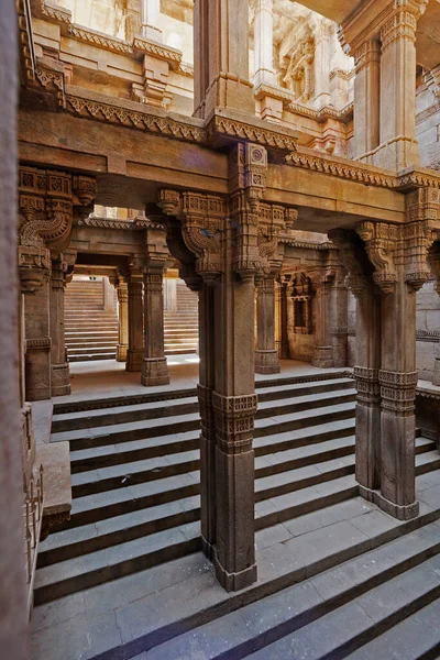20-oct-2007 Adalaj Ni Vav (Stepwell) veya Rudabai Stepwell 'in iç görünümü. 1498 'de Rana Veer Singh tarafından inşa edilmiş. Karmaşık bir şekilde oyulmuş ve beş kat derinlikte. Ahmedabad, Gujarat, Hindistan.